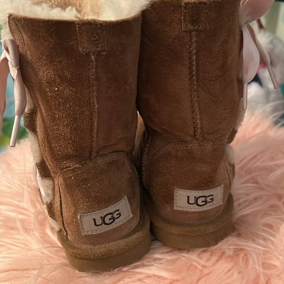 Tan Uggs with a Pink Bow Girls Size 1 - Picture 4 of 6